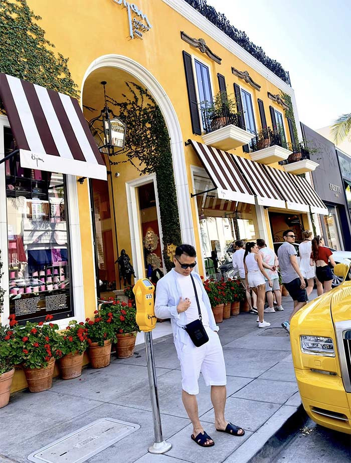 Từ ngày yêu Phương Oanh, Shark Bình được khen ăn mặc và phong thái trẻ trung hơn.