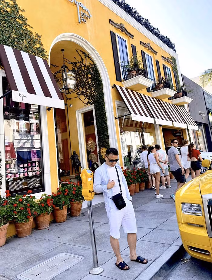 Từ ngày yêu Phương Oanh, Shark Bình được khen ăn mặc và phong thái trẻ trung hơn.