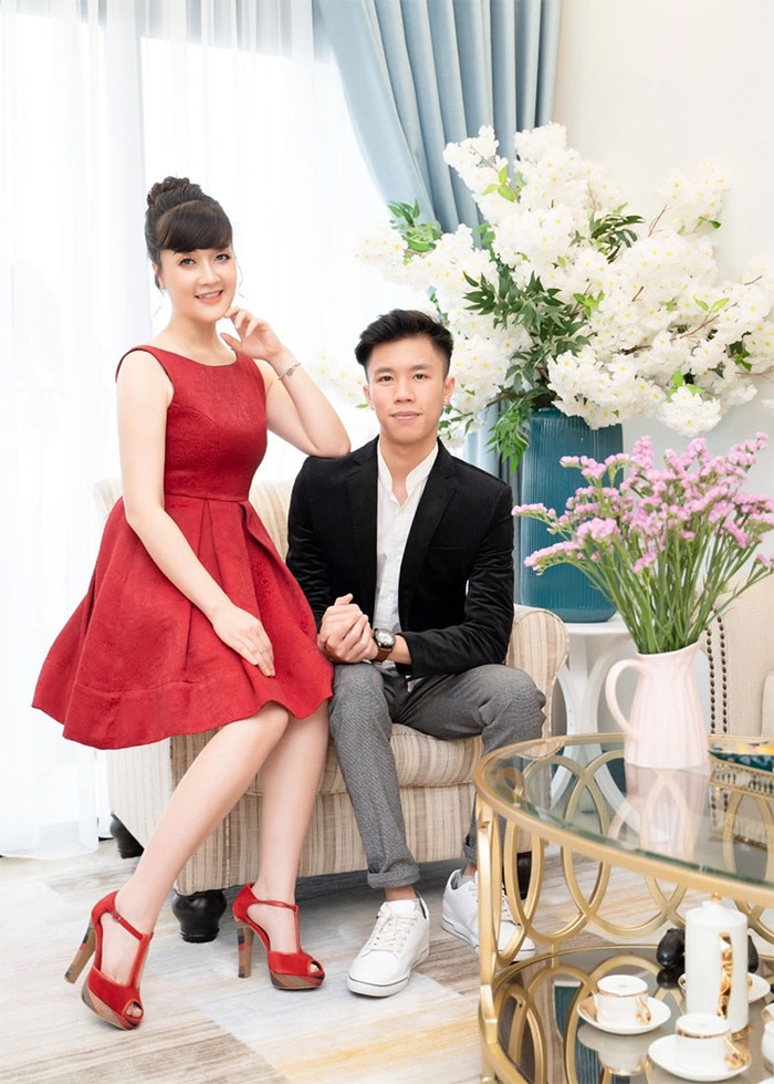 Khác với vẻ lấc cấc, trẻ trâu trên phim, ngoài đời Long Vũ sở hữu vẻ ngoài nam tính, cao ráo. (Ảnh: Dân trí)