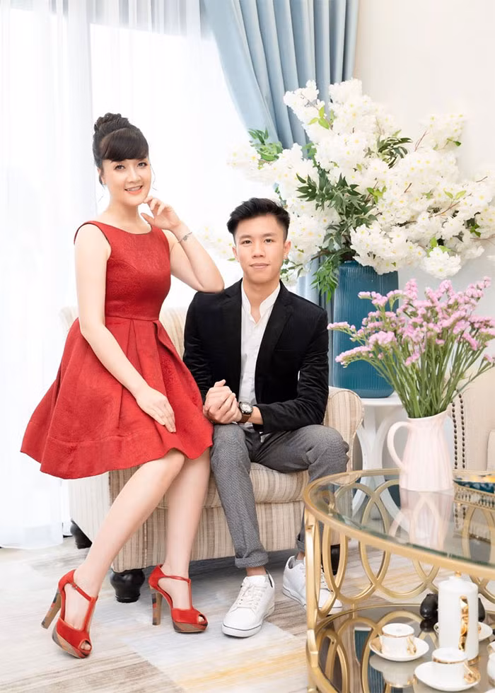 Khác với vẻ lấc cấc, trẻ trâu trên phim, ngoài đời Long Vũ sở hữu vẻ ngoài nam tính, cao ráo. (Ảnh: Dân trí)