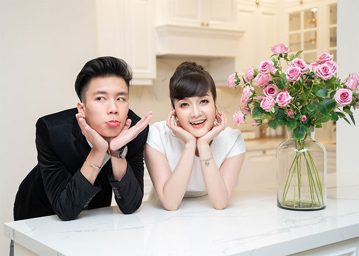 "Nhím rất cá tính, sống tình cảm, hiếu thảo. Đi đâu, ăn gì cũng mua về cho mẹ. Hôm thì ngô xào, hôm thì bánh tráng trộn, hôm thì cháo hay thịt xiên. Đặc biệt, Nhím rất tiết kiệm cho mẹ và biết tiêu tiền”, Vân Dung khen con trai. (Ảnh: FBNV)