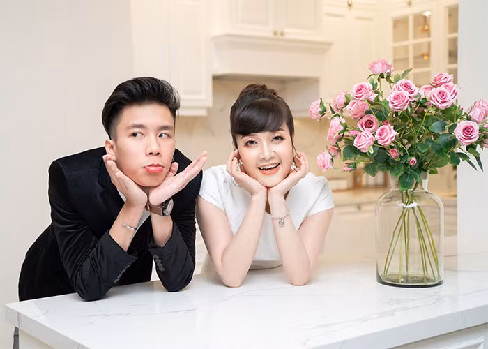 "Nhím rất cá tính, sống tình cảm, hiếu thảo. Đi đâu, ăn gì cũng mua về cho mẹ. Hôm thì ngô xào, hôm thì bánh tráng trộn, hôm thì cháo hay thịt xiên. Đặc biệt, Nhím rất tiết kiệm cho mẹ và biết tiêu tiền”, Vân Dung khen con trai. (Ảnh: FBNV)