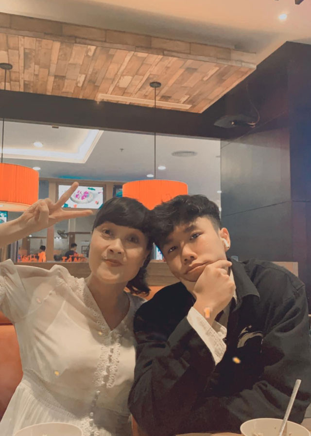 Mặc dù là con của nghệ sĩ nổi tiếng nhưng Long Vũ rất giản dị. "Nhím không bao giờ đòi mẹ mua thứ gì cả. Con không biết dùng hàng hiệu, nhiều lần thấy con ít quần áo quá, tôi cho tiền nhưng con không lấy. Con chỉ có hai cái quần và hai đôi giày thay đổi nhau thôi, đưa xe nào con đi xe đó mà không đòi hỏi. Có lần, đôi xăng-đan bị rách, con còn bảo bà mang ra chợ khâu lại để đi tiếp...", nghệ sĩ Vân Dung chia sẻ với Dân trí. (Ảnh: FBNV)