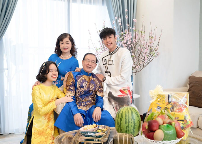 Theo chia sẻ của mẹ Vân Dung, Long Vũ người rất tình cảm, biết quan tâm đến mẹ và ông bà. Đi làm thêm có tiền, Long Vũ tặng mẹ dây chuyền vàng, tặng ông bà 10 triệu tiêu tết. (Ảnh: Dân trí)