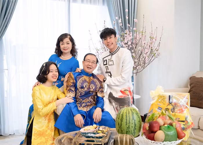 Theo chia sẻ của mẹ Vân Dung, Long Vũ người rất tình cảm, biết quan tâm đến mẹ và ông bà. Đi làm thêm có tiền, Long Vũ tặng mẹ dây chuyền vàng, tặng ông bà 10 triệu tiêu tết. (Ảnh: Dân trí)