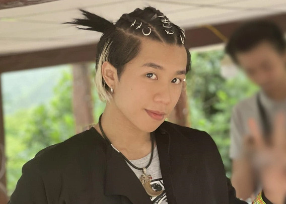 Long Vũ sinh năm 2001 đã tốt nghiệp khoa Diễn viên Kịch - Điện ảnh khóa 39 trường Đại học Sân khấu - Điện ảnh Hà Nội. Anh chàng có đam mê nghệ thuật cháy bỏng. (Ảnh: VTV)