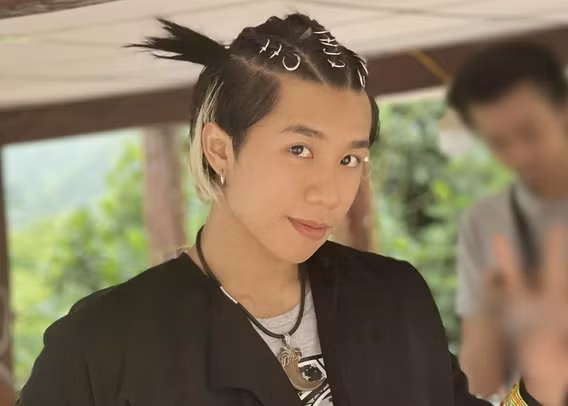 Long Vũ sinh năm 2001 đã tốt nghiệp khoa Diễn viên Kịch - Điện ảnh khóa 39 trường Đại học Sân khấu - Điện ảnh Hà Nội. Anh chàng có đam mê nghệ thuật cháy bỏng. (Ảnh: VTV)