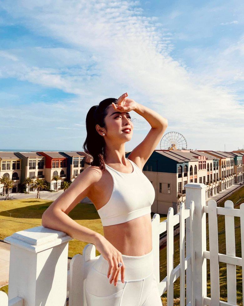 Theo Người Đưa Tin, vào mỗi buổi sáng, Jennifer thực hiện bài tập nhảy dây tại chỗ 30 phút, có thể giải phóng năng lượng lên đến 450 calories. Lượng calories đốt cháy trong 10 phút nhảy dây liên tục tương đương 30 phút chạy bộ. Sau đó, cô thực hiện các bài tập như squat, plank, giúp giảm mỡ thừa, tạo vẻ ngoài săn chắc. 