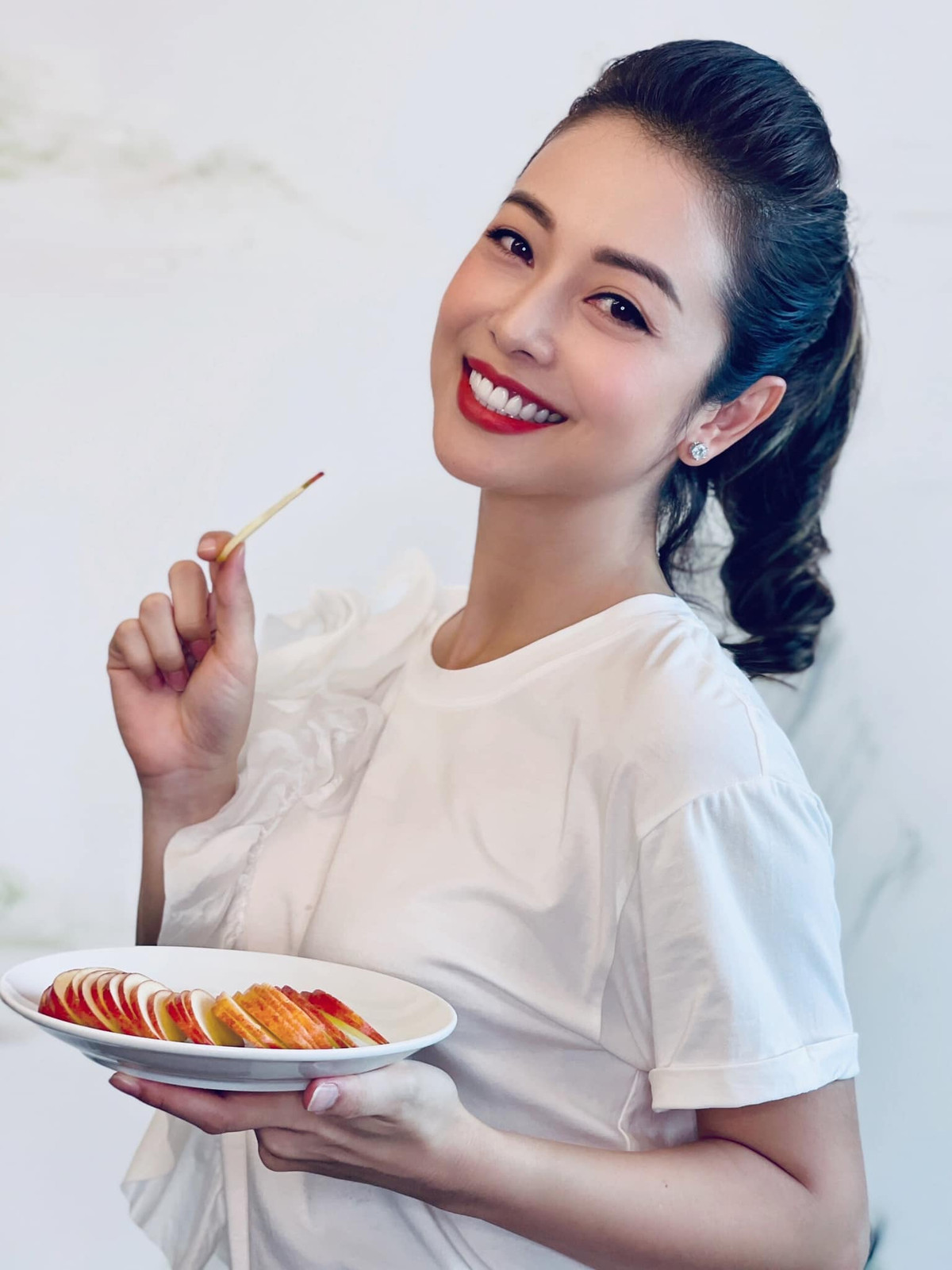 Theo đó, bên cạnh chăm sóc da từ bên ngoài như đắp mặt nạ và sử dụng các sản phẩm dưỡng da, Jennifer còn bổ sung từ bên trong như uống đủ nước, ăn các loại thực phẩm và trái cây giàu vitamin C và collagen tự nhiên cho cơ thể.