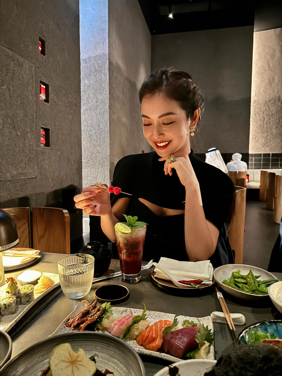 Jennifer Phạm vẫn duy trì ăn đúng bữa với các món ăn ít đường, ít tinh bột và hạn chế đồ nóng. Nước ép thải độc, súp yến mạch, rau củ, sữa yến mạch, trái cây và sữa chua là những món "chân ái" làm đẹp da và giữ dáng của mỹ nhân đông con nhất Vbiz.