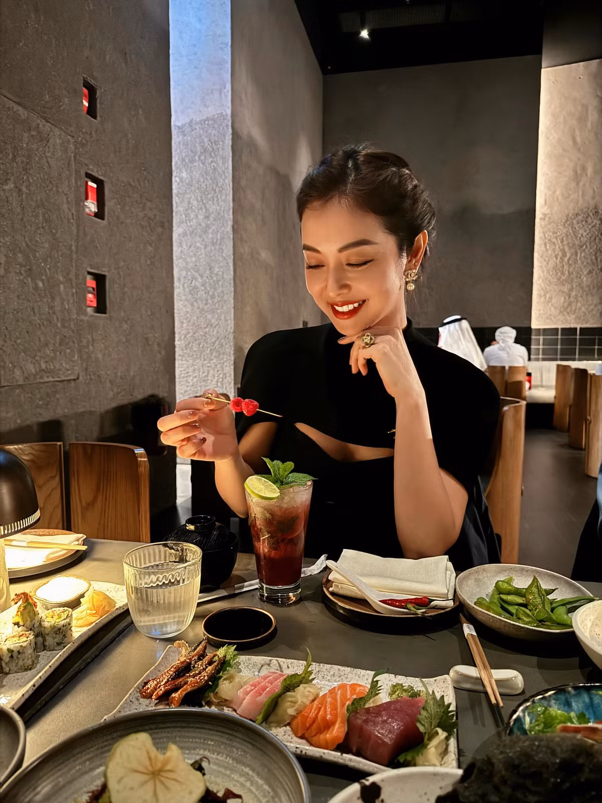 Jennifer Phạm vẫn duy trì ăn đúng bữa với các món ăn ít đường, ít tinh bột và hạn chế đồ nóng. Nước ép thải độc, súp yến mạch, rau củ, sữa yến mạch, trái cây và sữa chua là những món "chân ái" làm đẹp da và giữ dáng của mỹ nhân đông con nhất Vbiz.