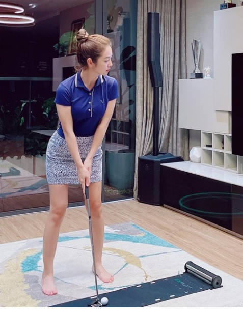 Mỹ nhân 8X tập golf tại nhà để rèn luyện sức khoẻ trong những lúc không thể ra ngoài.