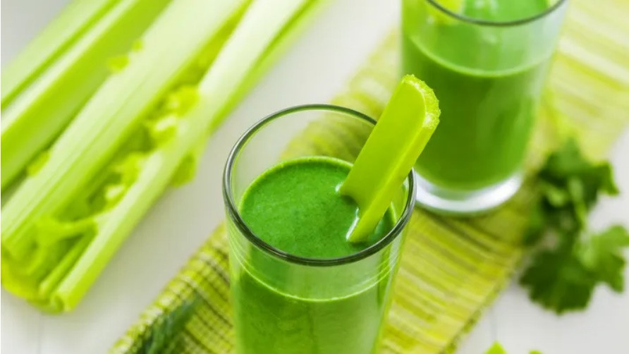 Mỗi sáng, uống một ly nước ép cần tây, có thể kết hợp với táo để tăng hương vị, sẽ giúp cơ thể được thanh lọc, giảm cân và làm đẹp da. Ảnh: iStock.
