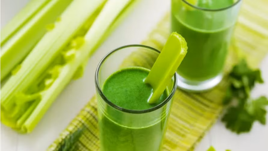Mỗi sáng, uống một ly nước ép cần tây, có thể kết hợp với táo để tăng hương vị, sẽ giúp cơ thể được thanh lọc, giảm cân và làm đẹp da. Ảnh: iStock.
