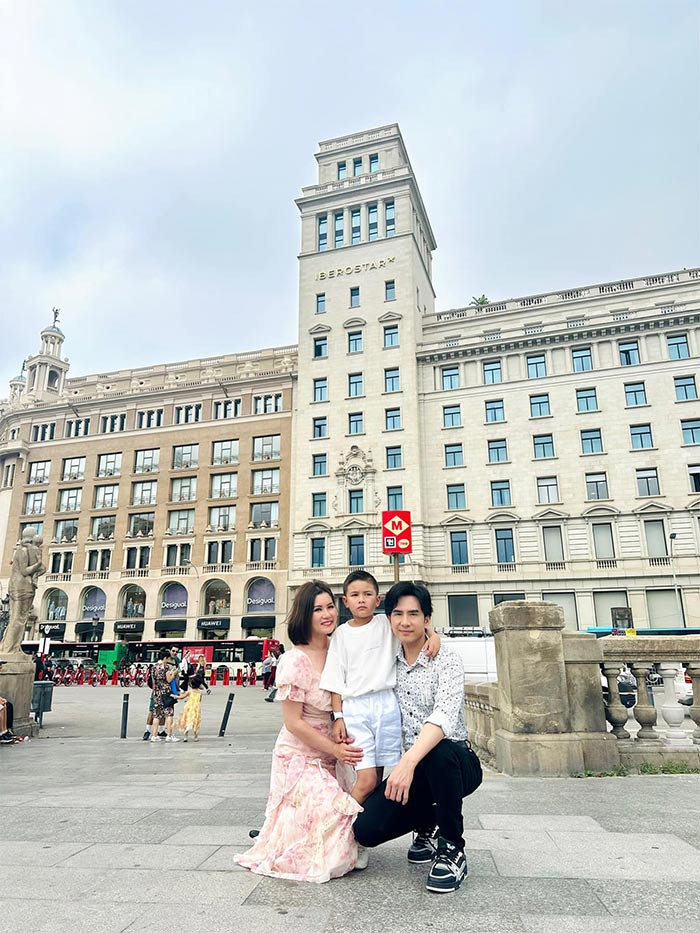 Trong chuyến du lịch kết hợp công tác, nam ca sĩ sinh năm 1976 tranh thủ đưa vợ cũ và con trai đi chơi nhiều địa điểm sau những buổi chạy show bận rộn.