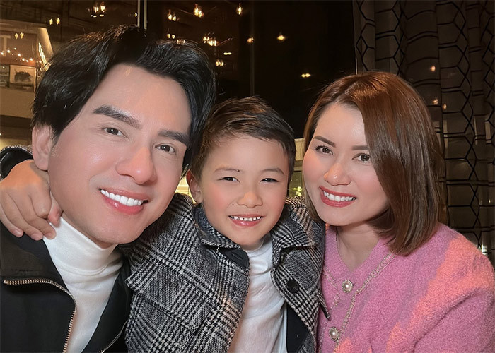 Trước đó cả Đan Trường cùng vợ cũ và con trai vẫn luôn bên nhau những dịp đặc biệt của gia đình như sinh nhật của hai người, bé Thiên Từ. Nhìn ba người bên nhau hạnh phúc không ai nghĩ gia đình họ đã đường ai nấy đi.