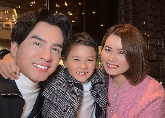 Trước đó cả Đan Trường cùng vợ cũ và con trai vẫn luôn bên nhau những dịp đặc biệt của gia đình như sinh nhật của hai người, bé Thiên Từ. Nhìn ba người bên nhau hạnh phúc không ai nghĩ gia đình họ đã đường ai nấy đi.