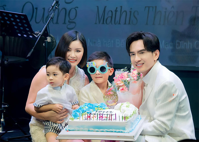 Cách đây vài ngày, vợ cũ và con trai của Đan Trường còn về Việt Nam tổ chức sinh nhật lần thứ 47 cho nam ca sĩ.