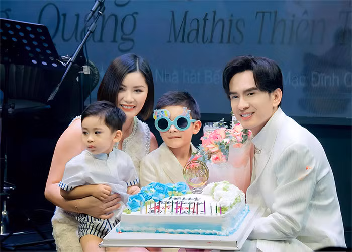 Cách đây vài ngày, vợ cũ và con trai của Đan Trường còn về Việt Nam tổ chức sinh nhật lần thứ 47 cho nam ca sĩ.