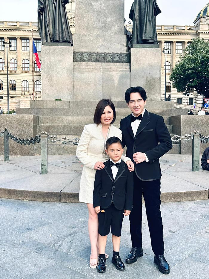 Đợt hè vừa qua, Đan Trường đưa con trai và vợ cũ đồng hành trong chuyến lưu diễn 6 nước ở châu Âu.
