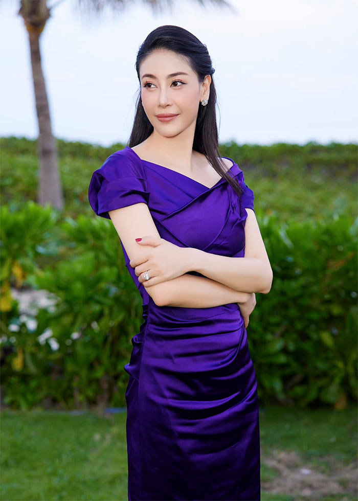 Nói về cuộc sống hiện tại, Hoa hậu Hà Kiều Anh chia sẻ: "Tôi là người sống rất đơn giản, không cầu kỳ. Tôi may mắn khi có một gia đình hạnh phúc, có ba đứa con dễ thương. Các bé là nguồn năng lượng mang đến cho tôi nhiều nhất. Điều quan trọng nhất là đến độ tuổi này, tôi phải ăn kiêng một cách khoa học, có đời sống lành mạnh và tinh thần lạc quan, thoải mái".