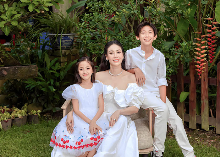 Con gái út Vivian thường xuyên xuất hiện cùng Hà Kiều Anh tại các sự kiện và được nhận xét sẽ là hoa hậu tương lai bởi thừa hưởng ngoại hình xinh xắn của mẹ.