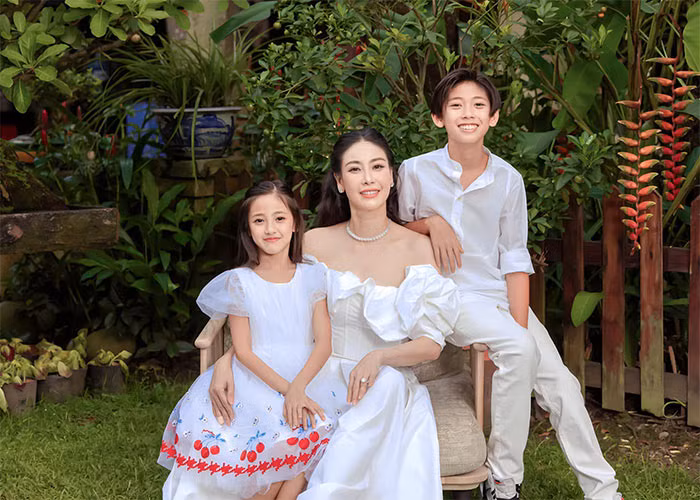 Con gái út Vivian thường xuyên xuất hiện cùng Hà Kiều Anh tại các sự kiện và được nhận xét sẽ là hoa hậu tương lai bởi thừa hưởng ngoại hình xinh xắn của mẹ.