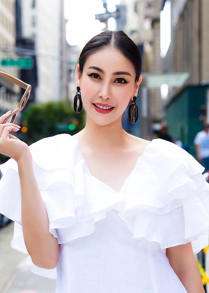 Hơn 3 thập kỷ trôi qua kể từ khi đoạt danh hiệu hoa hậu, Hà Kiều Anh vẫn hoạt động sôi nổi và gây chú ý mỗi khi xuất hiện nhờ vẻ ngoài trẻ trung, xinh đẹp.
