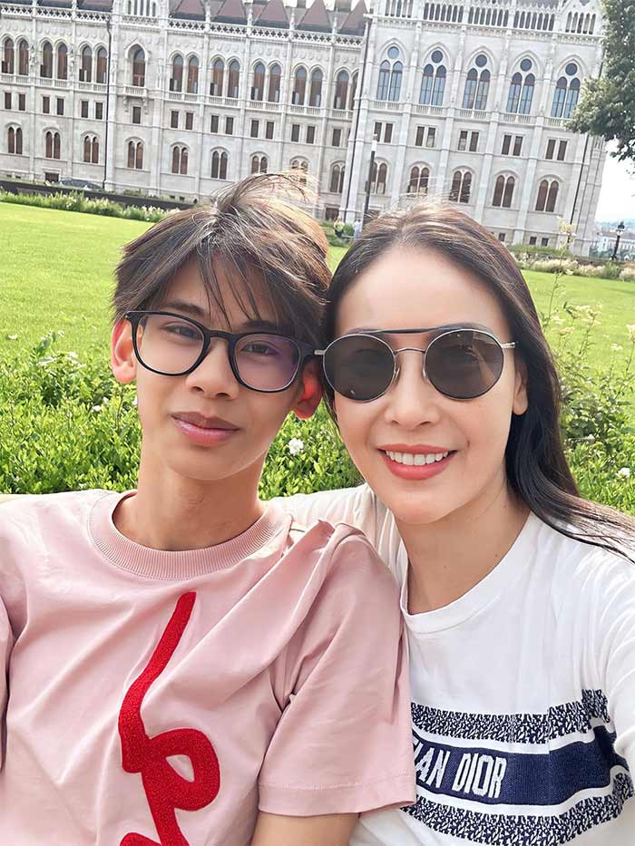 Con trai lớn của Hà Kiều Anh đang du học tại Anh còn hai con, một trai, một gái của cô đang học trường quốc tế ở Việt Nam.