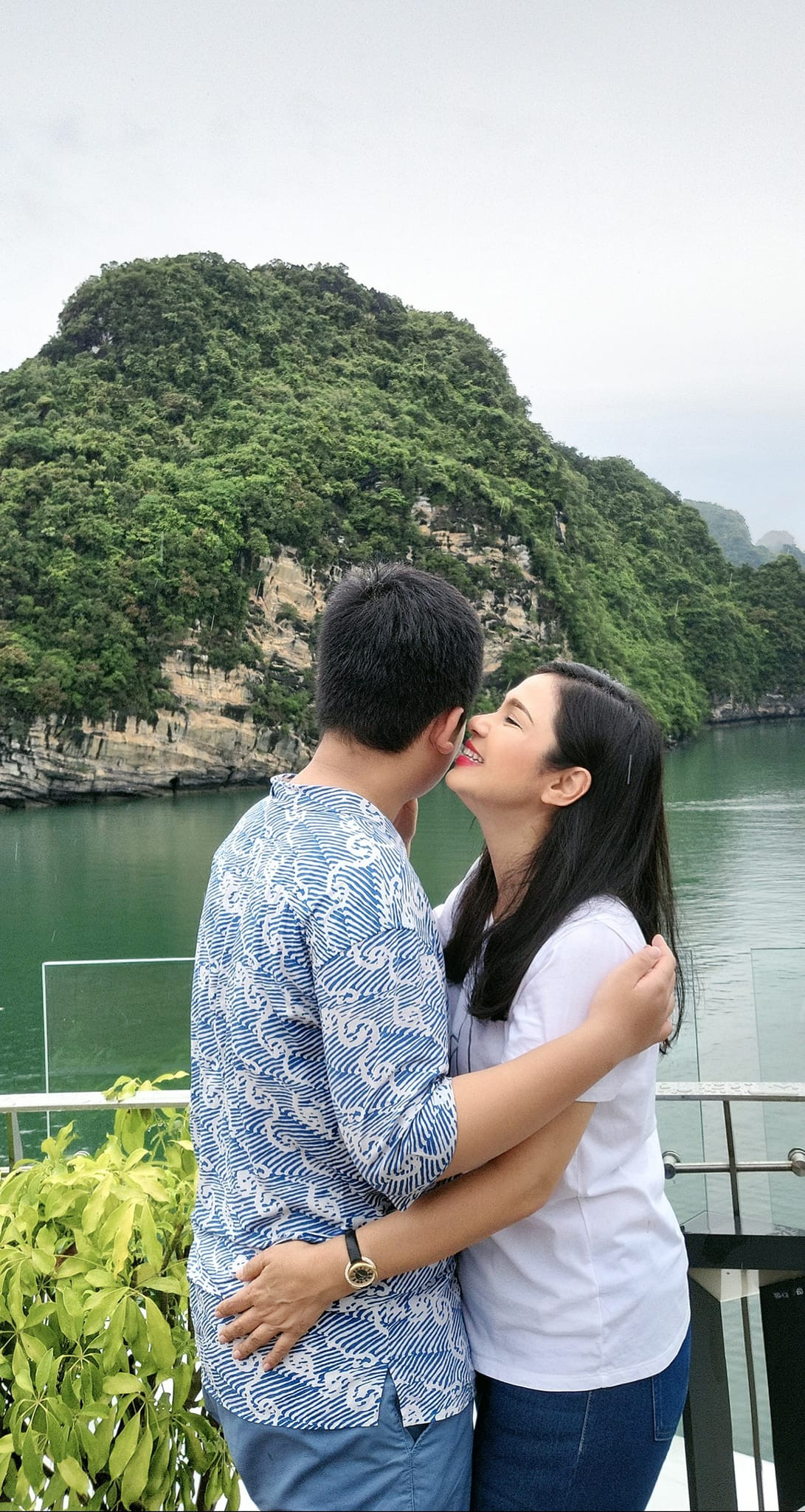 Rảnh rỗi, "Người đẹp Tây Đô" đưa con trai đi du lịch khắp nơi.