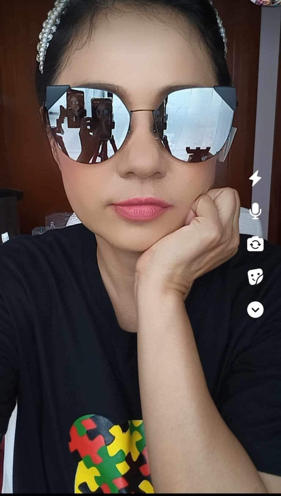 Không còn hoạt động nghệ thuật nhưng Việt Trinh vẫn duy trì kinh doanh online kính mắt để trang trải cuộc sống của hai mẹ con.