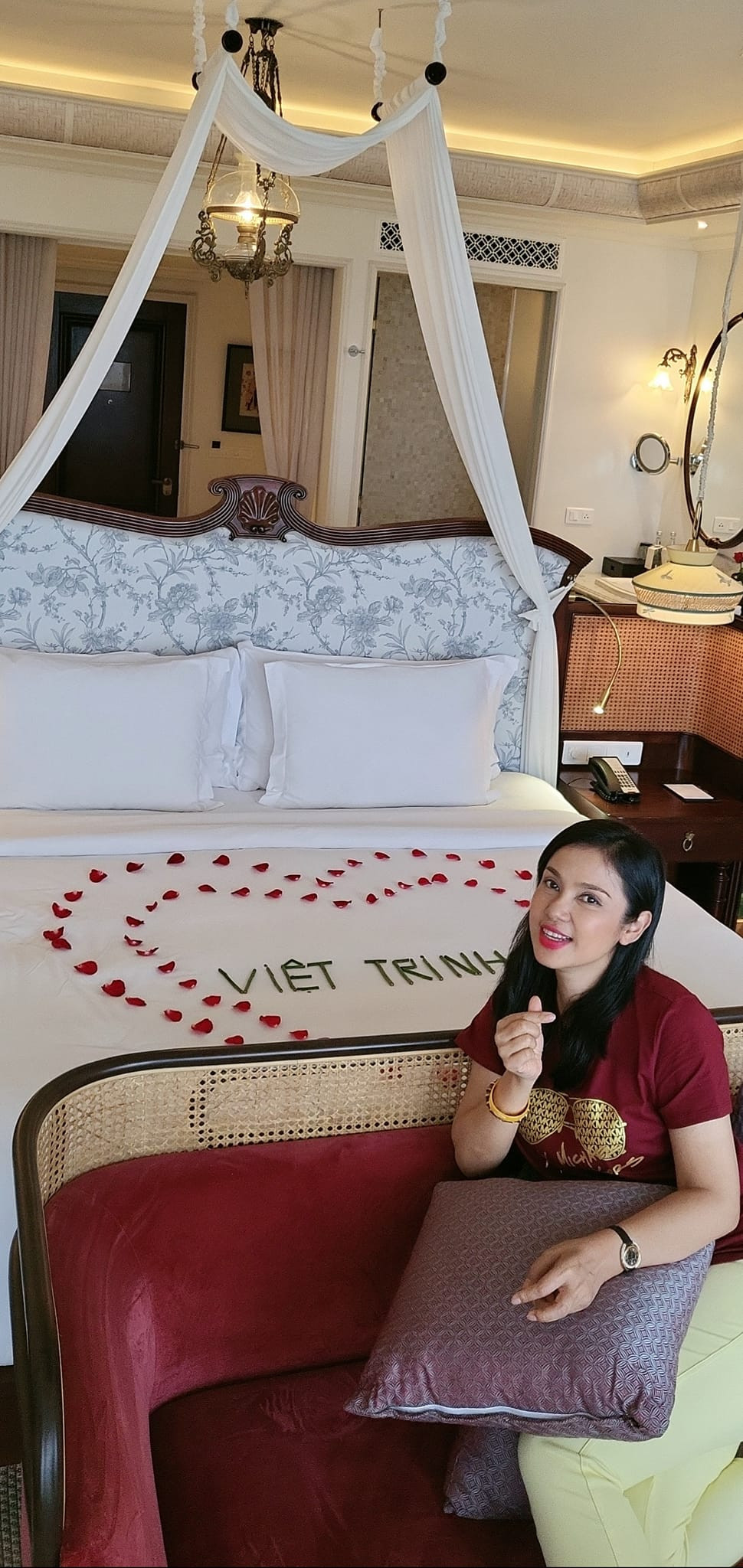 Ở tuổi 51, Việt Trinh vẫn giữ được nhan sắc "không tuổi". Thời gian gần đây, cô chia sẻ gặp chút vấn đề về sức khỏe nên phải tìm đến vật lý trị liệu.