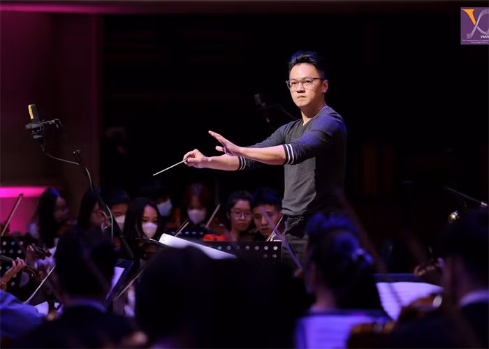 Sau khi về nước năm 2007, Trần Nhật Minh bắt đầu công tác tại Nhà hát Giao hưởng Nhạc Vũ kịch TP HCM (HBSO). Hiện anh là Trưởng đoàn Nhạc kịch của Nhà hát. (Ảnh: FBNV)