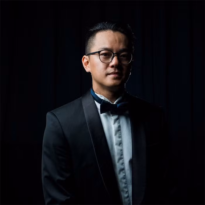 Trần Nhật Minh là người đồng sáng lập dàn nhạc bán cổ điển Saigon Pops Orchestra (2016) với mong muốn đưa nhạc cổ điển đến gần công chúng hơn thông qua các chương trình biểu diễn kết hợp cùng các nghệ sĩ nhạc nhẹ. (Ảnh: FBNV)