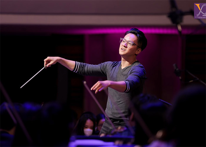 Anh thường xuyên chỉ huy các dàn nhạc lớn của Việt Nam như Dàn nhạc Giao hưởng Quốc gia Việt Nam, Nhà hát Nhạc Vũ kịch Việt Nam, Nhà hát Giao hưởng Nhạc Vũ kịch TP. HCM, Dàn nhạc Giao hưởng Sài Gòn, Dàn nhạc Giao hưởng Hà Nội, Dàn nhạc Giao hưởng Trẻ - Học viện Âm nhạc Quốc gia Việt Nam... (Ảnh: FBNV)