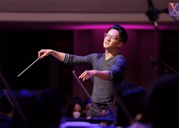 Anh thường xuyên chỉ huy các dàn nhạc lớn của Việt Nam như Dàn nhạc Giao hưởng Quốc gia Việt Nam, Nhà hát Nhạc Vũ kịch Việt Nam, Nhà hát Giao hưởng Nhạc Vũ kịch TP. HCM, Dàn nhạc Giao hưởng Sài Gòn, Dàn nhạc Giao hưởng Hà Nội, Dàn nhạc Giao hưởng Trẻ - Học viện Âm nhạc Quốc gia Việt Nam... (Ảnh: FBNV)