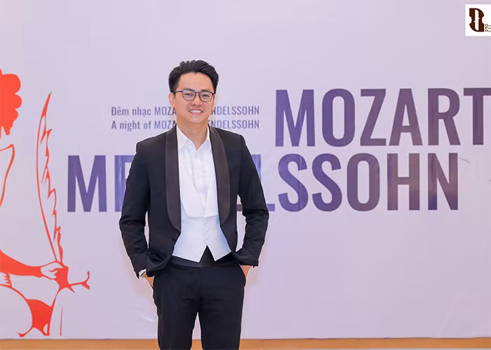 Năm 2007, anh tốt nghiệp Thạc sĩ âm nhạc tại Nhạc viện Tchaikovsky, Moscow, chuyên ngành Chỉ huy Hợp xướng dưới sự hướng dẫn của Giáo sư Boris Grigorevich Telvin. (Ảnh: FBNV)