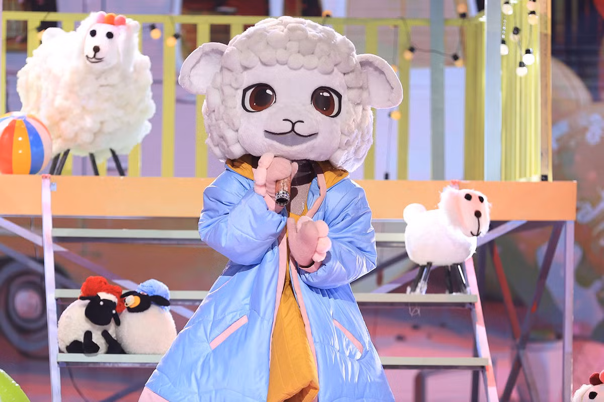 Màn lộ diện của Khởi My khiến đông đảo người xem vỡ òa vì đã lâu nữ ca sĩ, thần tượng của bao khán giả, mới trở lại với sân khấu lớn. Ảnh: VNN.