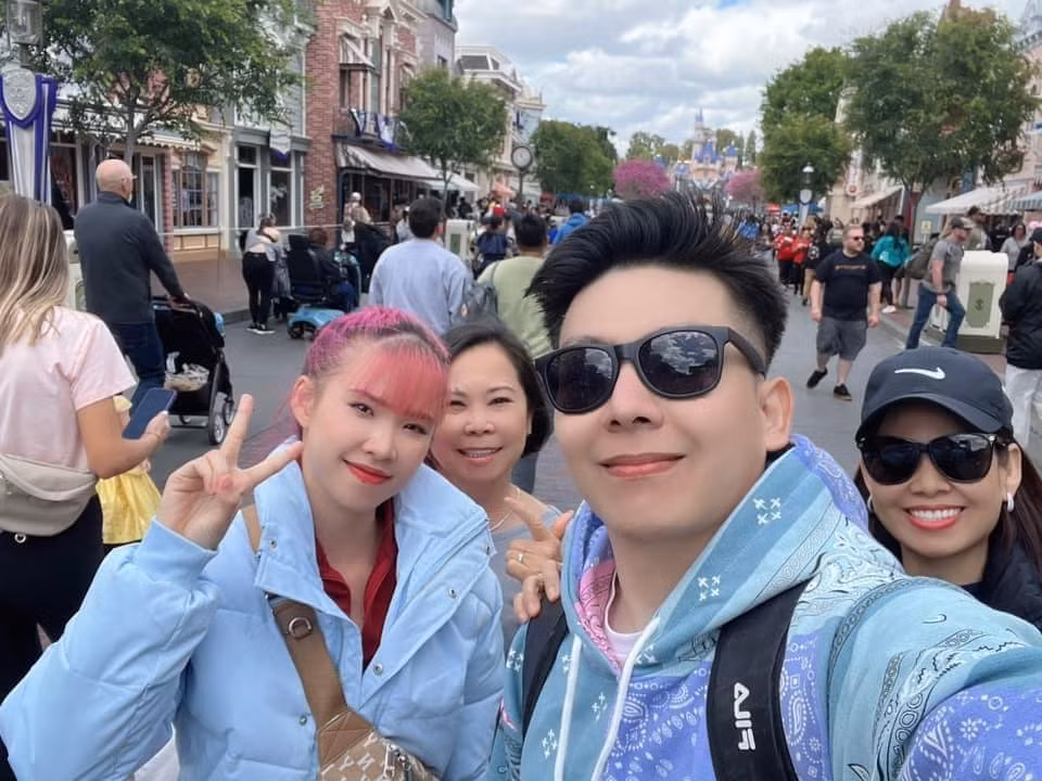 Khởi My và ông xã cũng thường xuyên đi du lịch, đi chơi cùng mẹ để thỏa đam mê trải nghiệm.