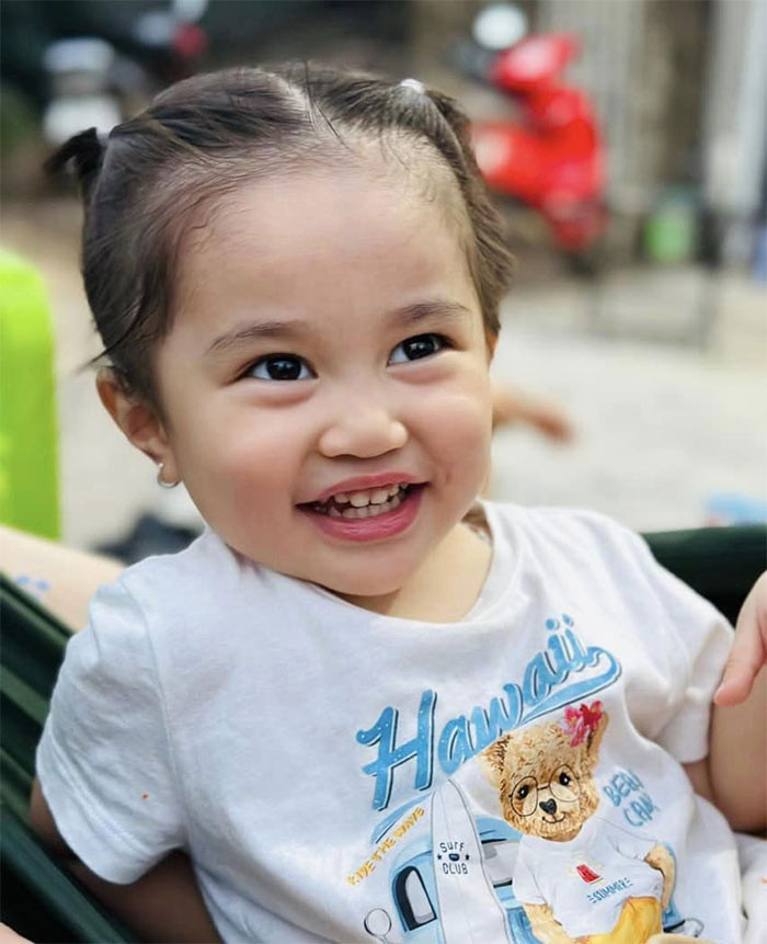 Cô con gái thứ hai của Lê Dương Bảo Lâm tên Bảo Ngọc, sinh năm 2020 được nhận xét là giống bố nhất, từ khuôn mặt tới nụ cười, ánh nhìn.