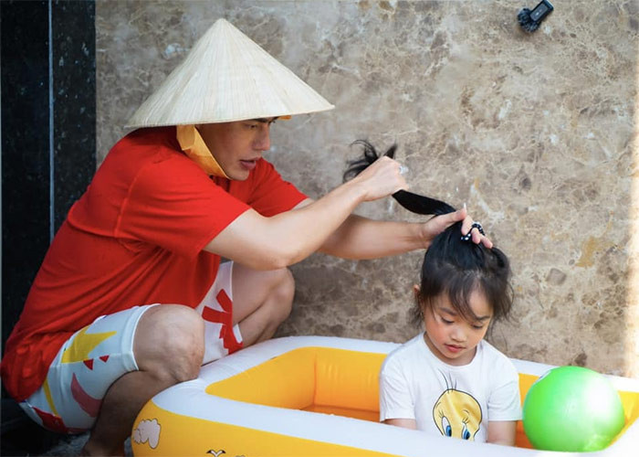Khi có thời gian rảnh, nam diễn viên sinh năm 1989 chăm con giúp vợ. Hiện nam diễn viên đang tham gia chương trình "Mẹ vắng nhà, ba là siêu nhân".