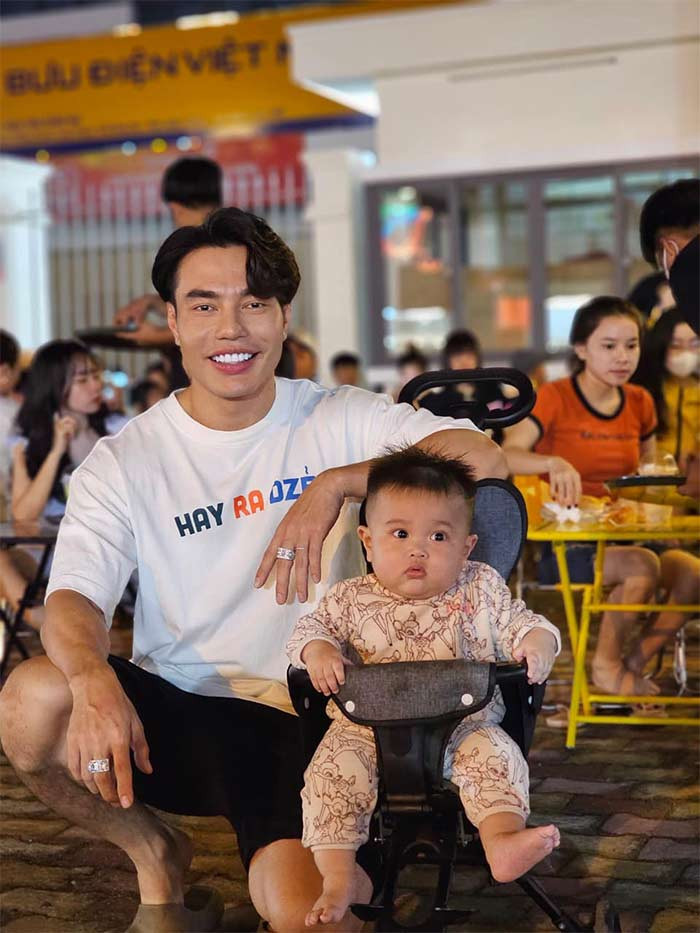 Hai người có ba con chung: Hai con gái và một con trai. Bé Dĩ Kha, con út của cặp đôi chào đời vào tháng 8/2022.