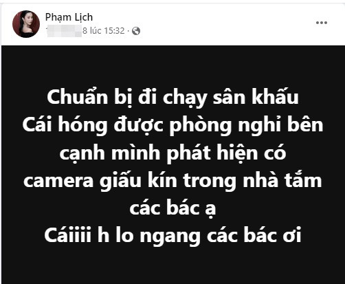Theo đó, giọng ca "Là anh" chia sẻ: "Chuẩn bị đi chạy sân khấu hóng được phòng nghỉ bên cạnh mình phát hiện có camera giấu kín trong nhà tắm các bác ạ. Cái giờ lo ngang các bác ơi".
