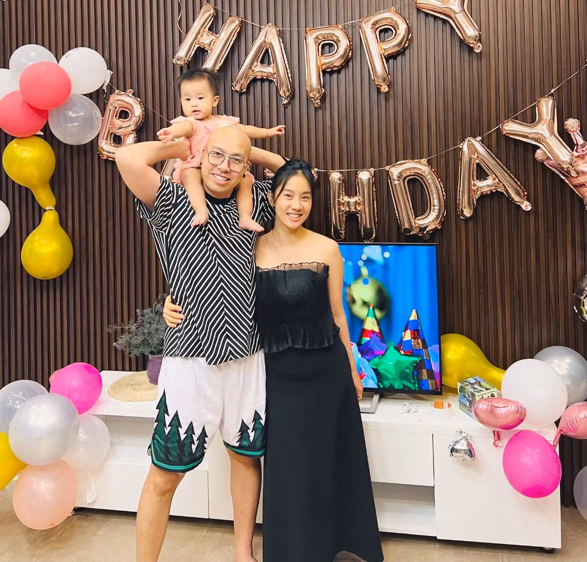 Phạm Lịch có cuộc hôn nhân viên mãn bên ông xã Toàn Trung. Cả hai kết hôn vào đầu năm 2022 và sớm chào đón con gái đầu lòng.