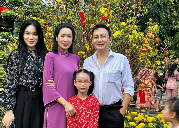 Về đời tư, Trịnh Kim Chi là thành viên có cuộc sống hôn nhân viên mãn nhất trong nhóm tứ ca Ngẫu Nhiên. Cô có cuộc hôn nhân hạnh phúc với doanh nhân Võ Trấn Phương. Cặp đôi có với nhau hai con gái.