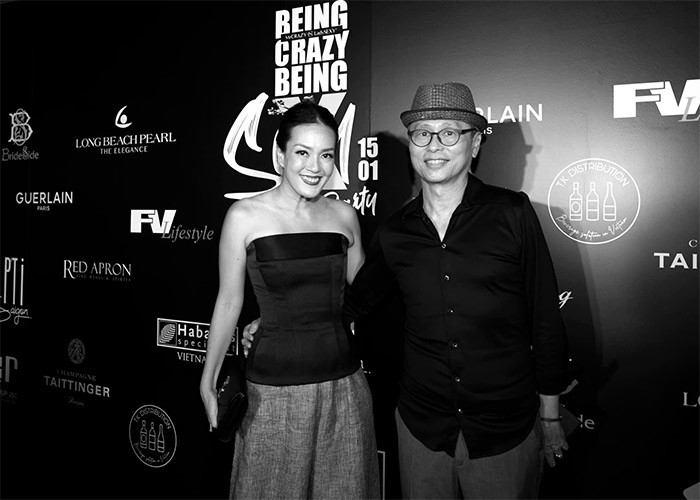 Người đẹp 47 tuổi có 15 năm kinh nghiệm trong ngành tài chính ngân hàng toàn cầu. Cô hiện là đại sứ của nền tảng cộng đồng phụ nữ chuyên về tài chính và sự nghiệp. Cô và chồng, một doanh nhân người Singapore sống với nhau hơn 20 năm nhưng vẫn chưa sinh con.