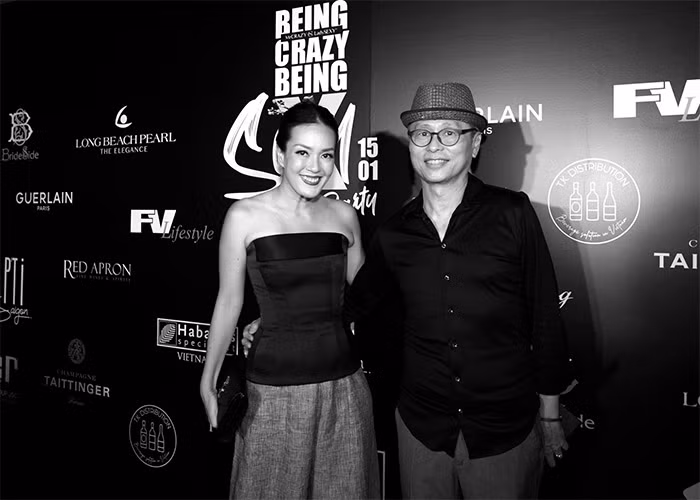 Người đẹp 47 tuổi có 15 năm kinh nghiệm trong ngành tài chính ngân hàng toàn cầu. Cô hiện là đại sứ của nền tảng cộng đồng phụ nữ chuyên về tài chính và sự nghiệp. Cô và chồng, một doanh nhân người Singapore sống với nhau hơn 20 năm nhưng vẫn chưa sinh con.