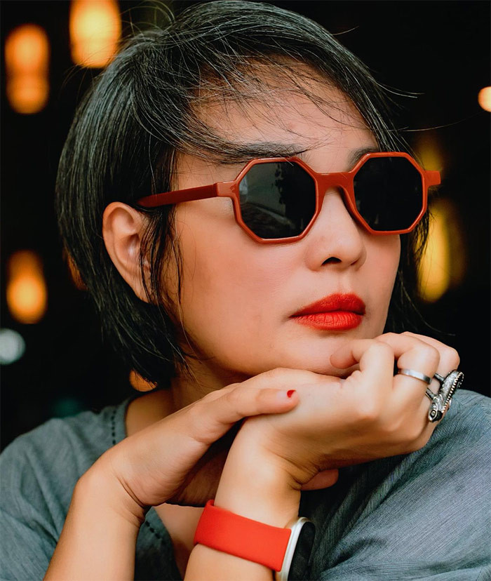 Trước khi gia nhập tứ ca Ngẫu Nhiên, Minh Anh là một người mẫu nổi tiếng và được nhiều người biết tới với chuyện tình cùng cố tài tử Lê Công Tuấn Anh.