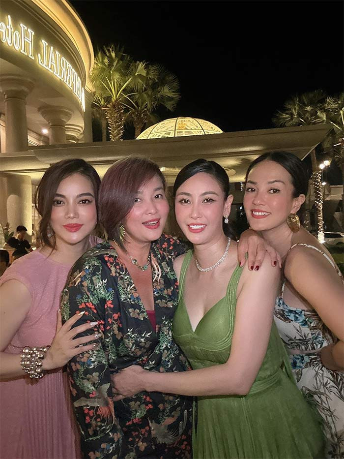 Mới đây, 3 thành viên trong nhóm gồm Trương Ngọc Ánh, Chung Vũ Thanh Uyên và Minh Anh đã có cuộc hội ngộ trong buổi sinh nhật Hoa hậu Hà Kiều Anh. Nhan sắc của ba thành viên trong nhóm tứ ca Ngẫu Nhiên thuở nào vẫn khiến fan say đắm.