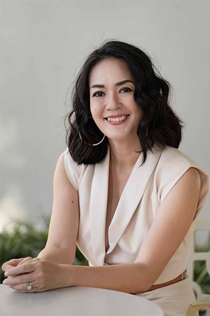 Chung Vũ Thanh Uyên, sinh năm 1976 là Á hậu Áo dài 1995. Sau khi rời nhóm tứ ca Ngẫu Nhiên, Chung Vũ Thanh Uyên đi du học rồi sinh sống và làm việc ở Mỹ, Hong Kong, Singapore.